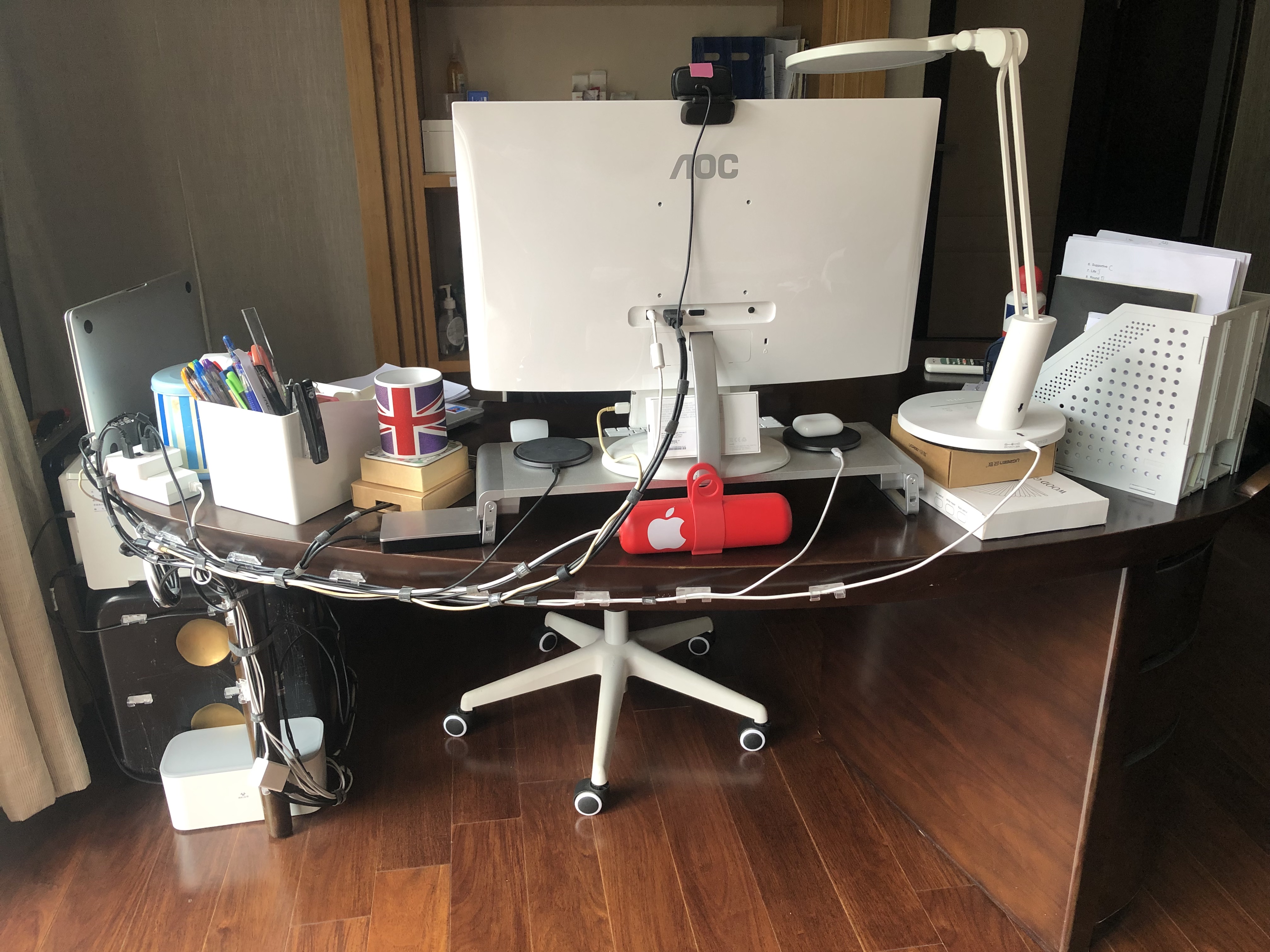 整理书桌周围的电线 (2021)