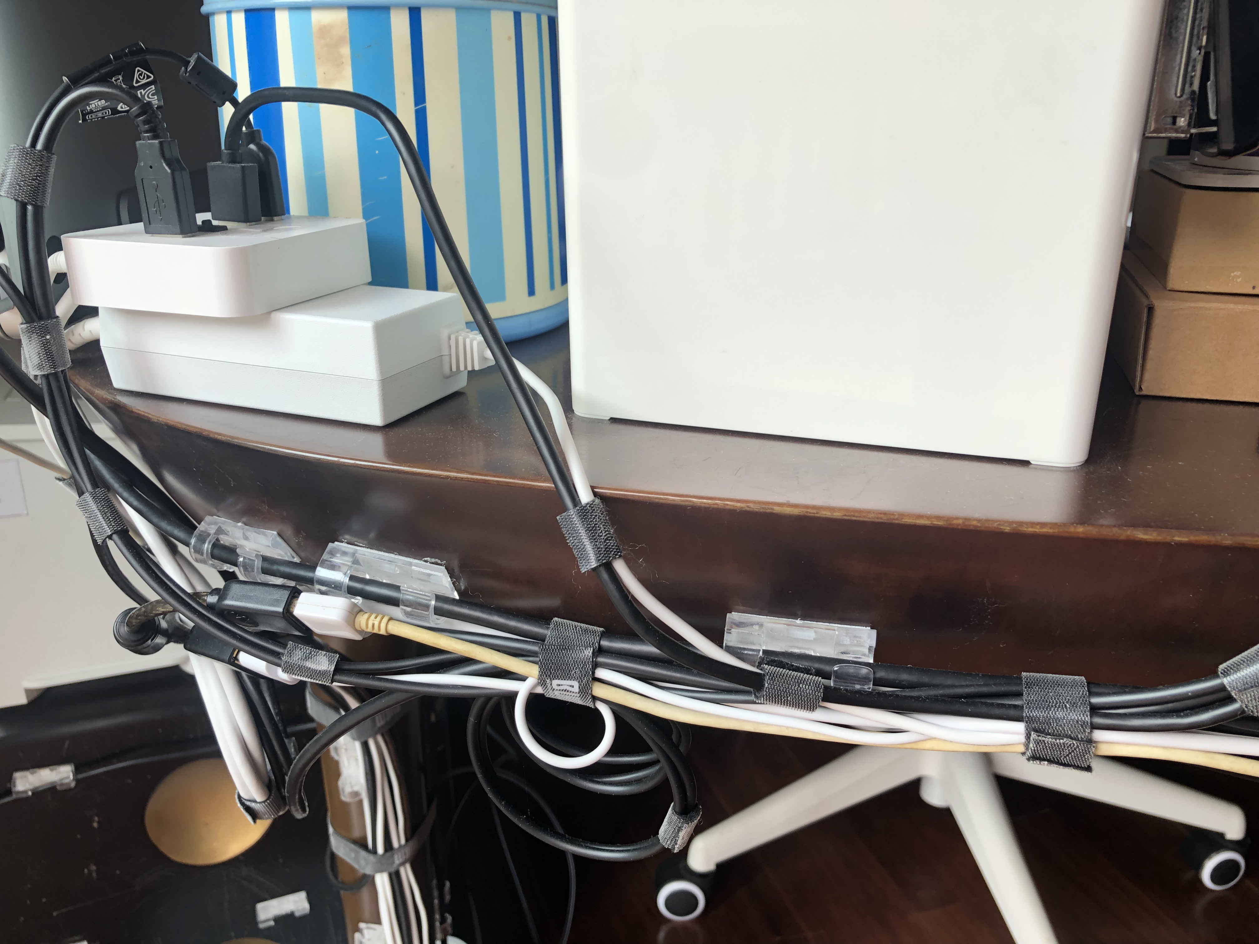 整理书桌周围的电线并不会很难